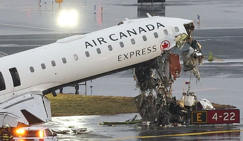 ஏர் கனடா விமானம் விபத்து: நியூயார்க் விமான நிலையத்தில் 2 விமானிகள் உயிரிழப்பு; 72 பயணிகள் தப்பினர்