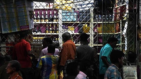தேர்தல் விதிகளால் மது விற்பனைக்கு கட்டுப்பாடு: ஒரு நபருக்கு அதிகபட்சம் 6 ‘ஃபுல்’ மட்டுமே விற்க வேண்டும்