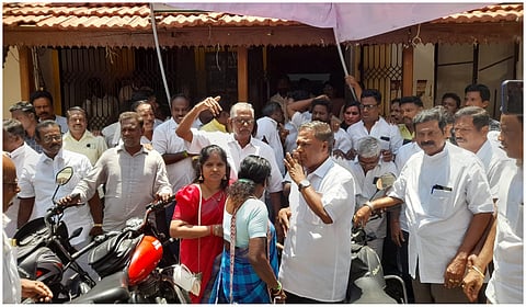 நாராயணசாமி ஆதரவாளர்கள் இரண்டாம் நாளாக போராட்டம்