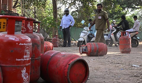 சமையல் காஸ் சிலிண்டர் முன்பதிவு அவகாசம் நீட்டிப்பா? - மத்திய அரசு புதிய விளக்கம்