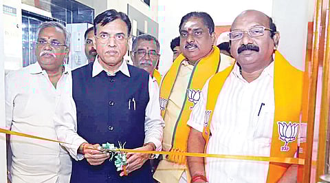 புதுச்சேரியில் பாஜக ஊடக மையத்தை மத்திய அமைச்சர்மன்சுக் மாண்டவியா திறந்து வைத்தார். உடன் மாநிலத் தலைவர் வி.பி.ராமலிங்கம், அமைச்சர் நமச்சிவாயம்.