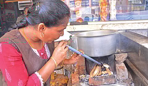 பாளையங்கோட்டை தெற்கு பஜார் பகுதியிலுள்ள சிறிய உணவகங்களில் விறகு அடுப்புகள் மூலம் உணவு தயாரிப்பு பணியில் ஈடுபட்டிருந்தவர்கள்.