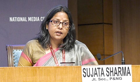 சமையல் காஸ் சிலிண்டர் எடை 10 கிலோவாக குறைக்கப்படாது: மத்திய அரசு விளக்கம்