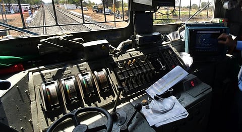 ரயில் ஓட்டுநர் ஓய்வறைகளில் காஸ் சிலிண்டர் தட்டுப்பாடு: சுகாதாரமான உணவு கிடைப்பதில் சிக்கல்