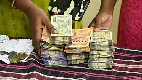 தேர்தல் பறக்கும் படையினர் பறிமுதல் செய்த பணம், நகைகளை மீட்க முடியாமல் மக்கள் தவிப்பு