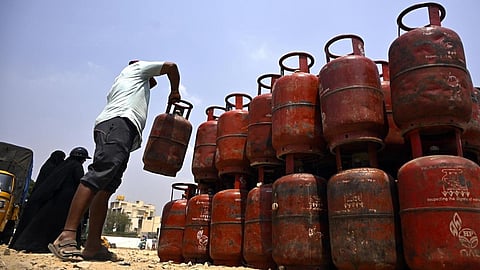 நகரப் பகுதிகளில் 25, ஊரகப் பகுதிகளில் 45 நாள் - காஸ் சிலிண்டர் முன்பதிவில் மாற்றமில்லை என அரசு விளக்கம்