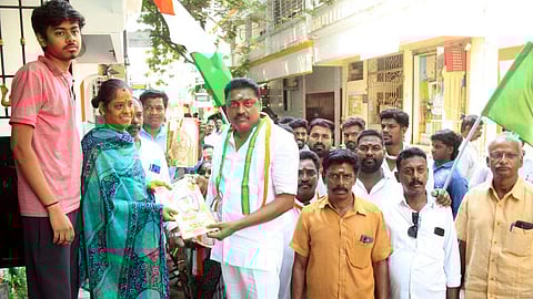 புதுச்சேரியில் கை சின்னத்துக்கு வாக்கு சேகரிக்கும் காங்கிரஸாரால் குழப்பம்