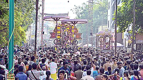 மயிலாப்பூர் கபாலீஸ்வரர் கோயில் பங்குனி திருவிழாவை முன்னிட்டு, அதிகார நந்தி வாகனத்தில் வீதி உலா வந்த கபாலீஸ்வரர் மற்றும் கற்பகாம்பாள்.| படம்: எஸ்.சத்தியசீலன் |