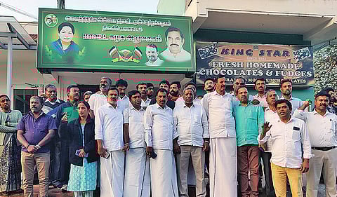 ஊட்டி அதிமுக அலுவலகம் முன்பு ஆர்ப்பாட்டத்தில் ஈடுபட்ட கட்சி நிர்வாகிகள்.