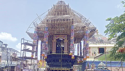 கட்டுமான பணி நடைபெற்று வரும் ஆழித்தேர்.