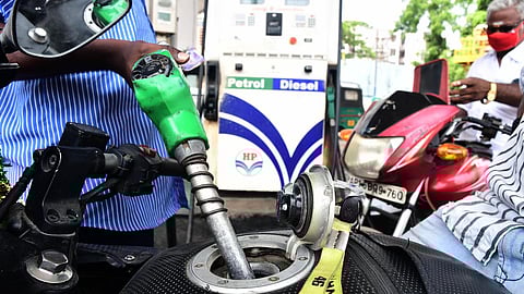 பெட்ரோல், டீசல் மீதான கலால் வரி ரூ.10 குறைப்பு: சில்லறை சந்தையில் விலை குறையுமா?