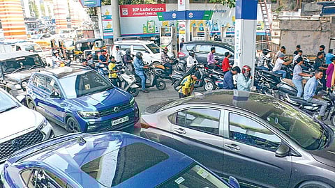 எரிபொருளுக்கு தட்டுப்பாடு இருப்பதாக வதந்தி பரவியதால், மகாராஷ்டிர மாநிலம் தானேயில் உள்ள பங்க்கில் நேற்று பெட்ரோல், டீசல் நிரப்ப குவிந்த மக்கள்.படம்: பிடிஐ