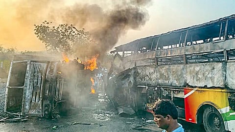 ஆந்திராவில் டிப்பர் லாரி மீது பேருந்து மோதிய விபத்தில் 14 பயணிகள் உயிரிழப்பு