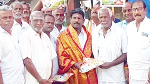 புதுச்சேரி திருபுவனை தொகுதியில் திமுக வேட்பாளர் அங்காளனுக்கு எதிராக காங்கிரஸின் போட்டி வேட்பாளர் வேலு காங்கிரஸாருடன் சென்று வாக்கு சேகரித்தார்.