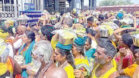 பங்குனி உத்திர திருவிழாவை முன்னிட்டு பழநி முருகன் கோயிலில் சுவாமி தரிசனம் செய்ய தீர்த்தக் காவடியுடன் குவிந்த பக்தர்கள்.