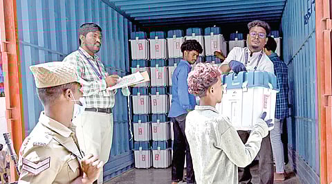 சென்னை சிந்தாதிரிப்பேட்டையில் உள்ள கிடங்கில் இருந்து வாக்குப்பதிவு இயந்திரங்கள் சென்னை மாவட்ட சட்டப் பேரவைத் தொகுதி வாரியாக போலீஸார் பாதுகாப்புடன் அனுப்பும் பணி நேற்று நடைபெற்றது. | படம்: எஸ்.சத்தியசீலன் |