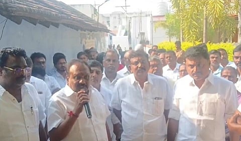 முன்னாள் அமைச்சர் தங்கமணி வீடு முற்றுகை - நாமக்கல் அதிமுகவில் பரபரப்பு