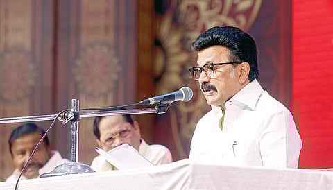 தமிழக சட்டப்பேரவைத் தேர்தலில் திமுக சார்பில் போட்டியிடும் 164 வேட்பாளர்கள் பட்டியலை கட்சித் தலைவரும், முதல்வருமான மு.க.ஸ்டாலின் சென்னையில் நேற்று வெளியிட்டார்.