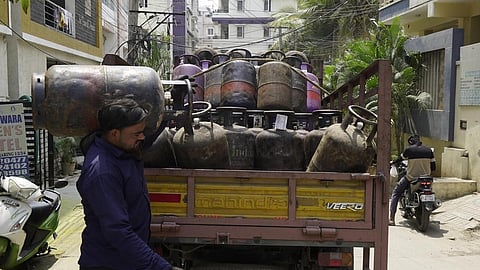 கள்ளச்சந்தையில் சிலிண்டர் விலை ரூ.6,500: தேநீர், சிற்றுண்டி, சாப்பாடு விலை உயர்வு