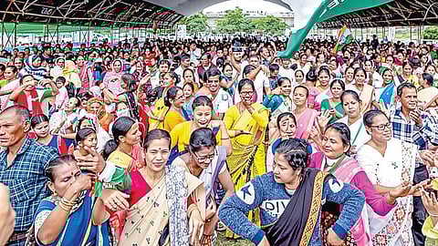 அசாம் மாநிலம் நவ்போய்சா நகரில் காங்கிரஸ் சார்பில் நேற்று நடைபெற்ற தேர்தல் பிரச்சார பொதுக்கூட்டத்தில் கூடியிருந்த கட்சித் தொண்டர்கள். படம்: பிடிஐ
