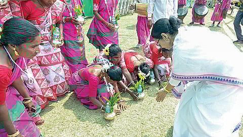 மேற்குவங்க மாநிலம் பங்குரா மாவட்டத்தின் ராய்ப்பூர் கிராமத்துக்கு முதல்வர் மம்தா பானர்ஜி நேற்று பிரச்சாரத்துக்கு சென்றார். அப்போது பெண்கள் அவருக்கு கும்ப மரியாதை செலுத்தினர். படம்: பிடிஐ