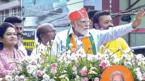 கேரள சட்டப்பேரவை தேர்தல் ஏப்ரல் 9-ம் தேதி நடைபெறவுள்ள நிலையில் திருச்சூரில் நேற்று நடைபெற்ற சாலைப் பேரணியில் பங்கேற்ற பிரதமர் மோடி. உடன் இணையமைச்சர் சுரேஷ் கோபி.