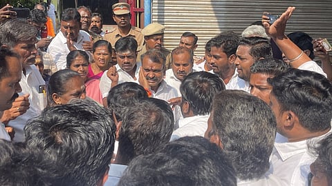 ''பழநி தொகுதி கட்டாயம் வேண்டும்'' - எல்.முருகனை முற்றுகையிட்டு பாஜகவினர் வாக்குவாதம்