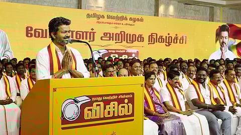 “கிழிந்த துணியை தைத்தது போல திமுக கூட்டணி ஒட்டு போட்ட கூட்டணி” - விஜய் கடும் தாக்கு