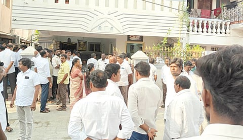 ஆர்.எஸ்.பாரதி வீட்டை முற்றுகையிட்ட எஸ்.ஆர்.ராஜா ஆதரவாளர்கள்.