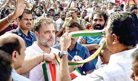 காங்கிரஸ் மூத்த தலைவர் ராகுல் காந்தி நேற்று கேரளாவின் கோட்டயம் பகுதிகளில் வாக்கு சேகரித்தார். அவருக்கு கட்சி தொண்டர்கள் உற்சாக வரவேற்பு அளித்தனர். படம்: பிடிஐ