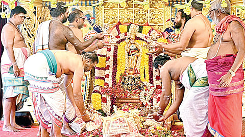 வடபழனி முருகன் கோயிலில் பங்குனி உத்திர திருவிழா நேற்று லட்சார்ச்சனையுடன் தொடங்கியது.