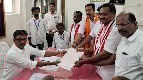 கரூரில் அதிமுக முன்னாள் அமைச்சர் எம்.ஆர்.விஜயபாஸ்கர் வேட்புமனு தாக்கல்