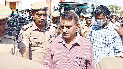 மதுரை நீதிமன்றத்துக்கு பலத்த போலீஸ் பாதுகாப்புடன் அழைத்து வரப்பட்ட சாத்தான்குளம் தந்தை, மகன் கொலை வழக்கு குற்றவாளிகள். படம்: எஸ்.கிருஷ்ணமூர்த்தி