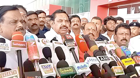 தூத்துக்குடி விமான நிலையத்தில் அதிமுக பொதுச்செயலாளர் பழனிசாமி செய்தியாளர்களுக்கு பேட்டியளித்தார்.