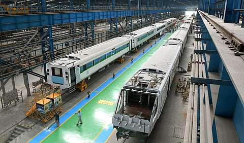 பயணிகள் நெரிசலை சமாளிக்க ஐசிஎஃப்-ல் தலா 15 பெட்டிகளை கொண்ட 2 மின்சார ரயில்கள் மேற்கு ரயில்வேக்கு அனுப்பி வைப்பு