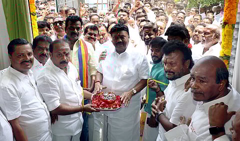 திண்டுக்கல்லில் அதிமுக தேர்தல் அலுவலகம் திறப்பு: முன்னாள் மேயர் புறக்கணித்ததால் சலசலப்பு