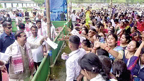 அசாம் மாநில சட்டப்பேரவைக்கு தேர்தல் நடைபெறவுள்ள நிலையில் ராஹா தொகுதியின் பாஜக வேட்பாளர் சஷி காந்த தாஸை ஆதரித்து அம்மாநில முதல்வர் ஹிமந்த பிஸ்வா சர்மா நேற்று நாகோன் மாவட்டத்தில் தீவிர பிரச்சாரம் மேற்கொண்டார்.படம்: பிடிஐ