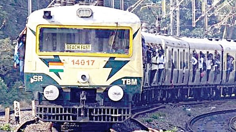 வியாசர்பாடி ஜீவா ரயில் நிலையம் அருகே சிக்னல் பிரச்சினையால் ரயில் சேவை பாதிப்பு: பயணிகள் கடும் அவதி