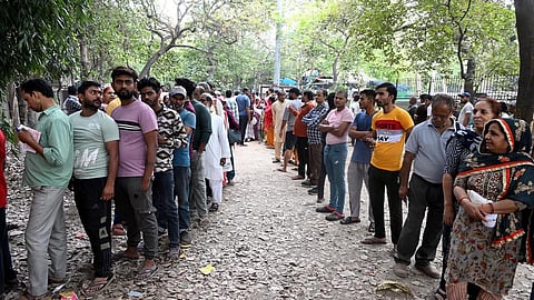 டெல்லியில் சிலிண்டர் வாங்க வரிசையில் காத்திருக்கும் மக்கள்