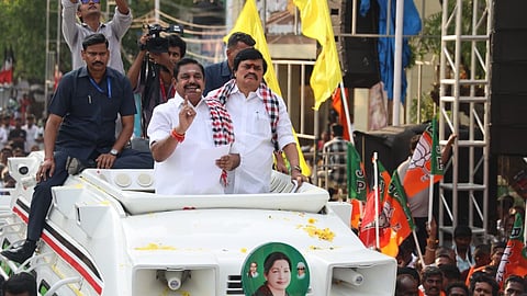 தேர்தல் பிரச்சாரத்தில் அதிமுக பொதுச் செயலாளர் எடப்பாடி பழனிசாமி. 