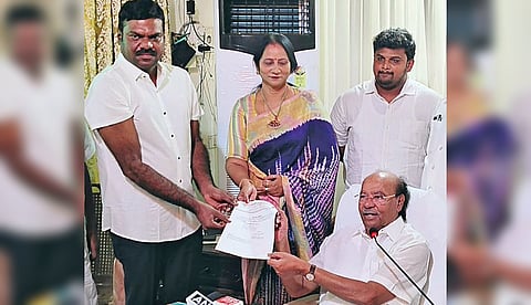 பாமக மாநில இளைஞர் சங்கத் தலைவராக 2-வது முறையாக தமிழ்குமரனை கடந்த அக்டோபர் மாதம் நியமித்து ஆணை வழங்கிய நிறுவனர் ராமதாஸ். (கோப்பு படம்)