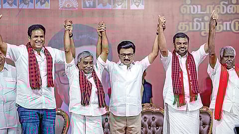 திமுக கூட்டணி வேட்பாளர்களை ஆதரித்து திருவாரூர் தெற்கு வீதியில் நேற்று நடைபெற்ற பிரச்சார கூட்டத்தில் பேசிய முதல்வர் மு.க.ஸ்டாலின். உடன், வேட்பாளர்கள் திருவாரூர் பூண்டி கலைவாணன், டிஆர்.பி.ராஜா, மாரிமுத்து, முகமது முபாரக் உள்ளிட்டோர்.படம்: ஆர்.வெங்கடேஷ்