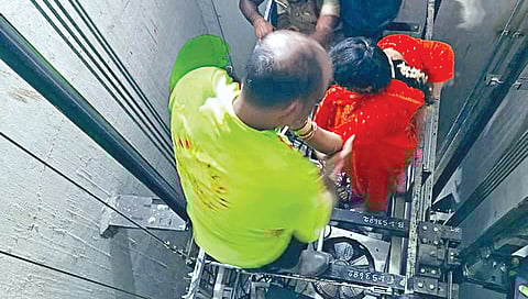 புழுதிவாக்கம் ரயில் நிலையத்தில் உள்ள மின்தூக்கியில் சிக்கி தவித்த 17 பேரை தீயணைப்பு படை வீரர்கள் 2 மணி நேரம் போராடி மீட்டனர்.