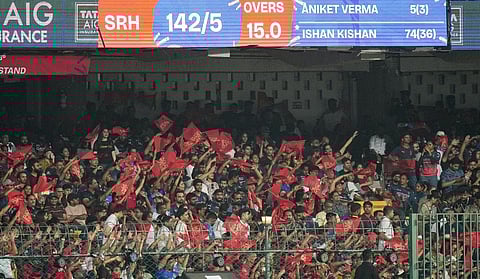 சிறுவர்கள் மூலம் RCB vs SRH ஐபிஎல் போட்டியில் மொபைல் போன்கள் திருட்டு