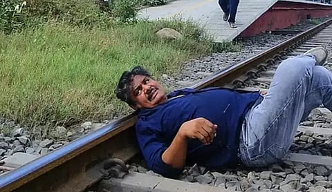 ரயில் தண்டவாளத்தில் தலை வைத்து படுத்த நடிகர் மன்சூர் அலிகான் மீது வழக்குப் பதிவு