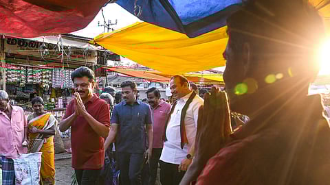 திருச்சி கிழக்கு தொகுதிக்கு உட்பட்ட, காந்தி மார்க்கெட் பாலக்கரை பகுதியில் காலை நடை பயிற்சி மேற்கொள்கையில் வாக்கு சேகரித்த முதல்வர் ஸ்டாலின்.