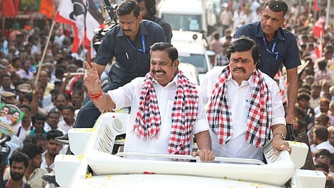 சிவகாசியில் பிரச்சாரத்தில் ஈடுபட்ட அதிமுக பொதுச் செயலாளர் பழனிசாமி. அருகில் முன்னாள் அமைச்சர் ராஜேந்திர பாலாஜி.