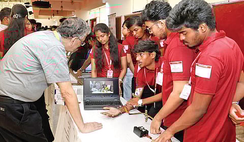 குறைந்த விலையில் ‘பயோனிக் ஆர்ம்’ - கல்லூரி மாணவர்கள் சாதனை!