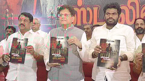 ‘குற்றப்பத்திரிகை, குற்றவாளி கூண்டில் ஸ்டாலின் அரசு’ என்ற பெயரில் சட்டம் ஒழுங்கு சீர்கேடு தொடர்பான குற்றச்சாட்டுகளை பியூஷ் கோயல், பாஜக அலுவலகமான கமலாலயத்தில் வெளியிட்டார். உடன் மாநில தலைவர் நயினார் நாகேந்திரன், அண்ணாமலை உள்ளிட்டோர்.