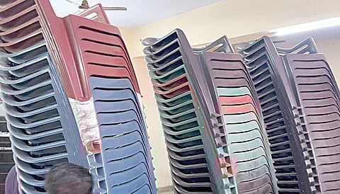 மதுரை மத்திய தொகுதியில் சீல் வைக்கப்பட்ட சமுதாயக் கூடத்தில் இருந்த பிளாஸ்டிக் சேர்கள்.